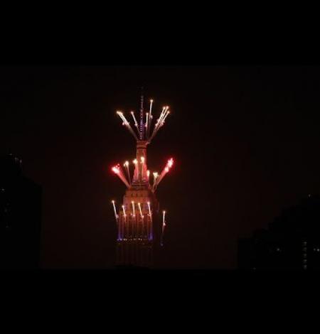 INCREDIBLE FIREWORKS DISPLAY launched from the EMPIRE STATE BUILDING in NYC!
